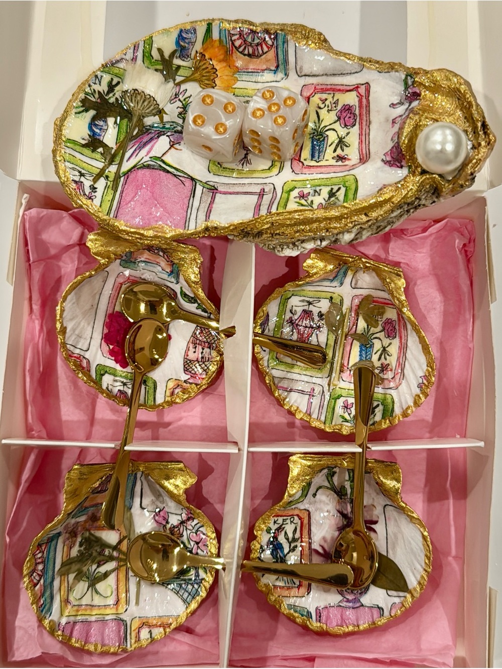 Decorative Oyster Dish  and 4 clams   with spoons and dice for mahjong
